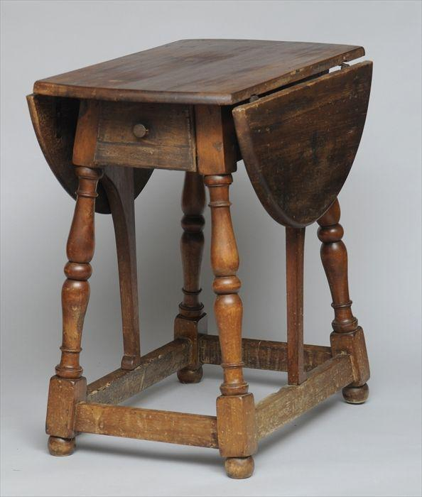 NEW ENGLAND MAPLE BUTTERFLY TABLE The rectangular top with hinged