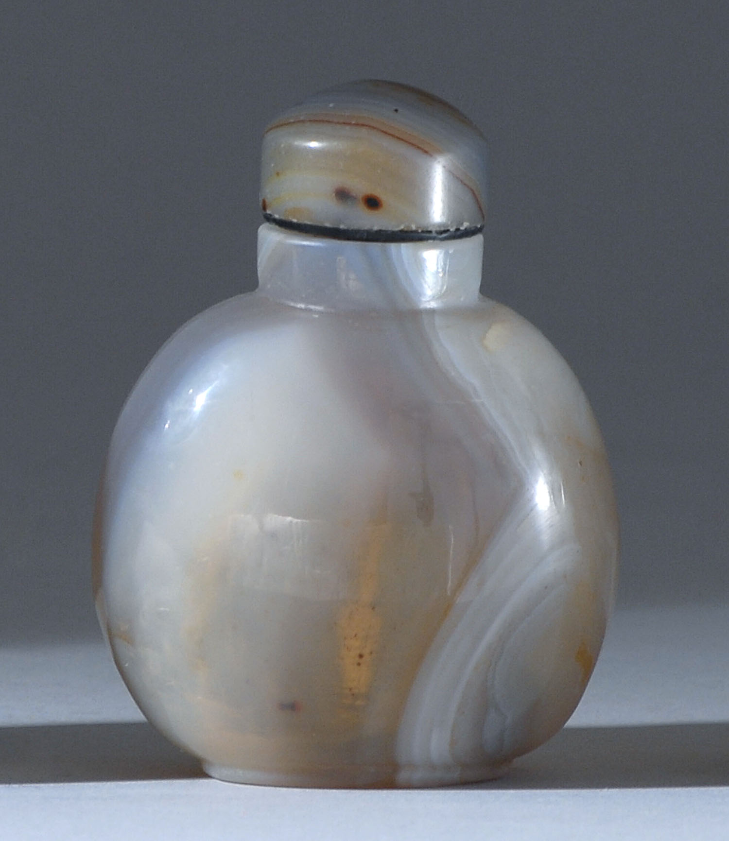 AGATE SNUFF BOTTLE Late 19th CenturyIn ovoid form with cream