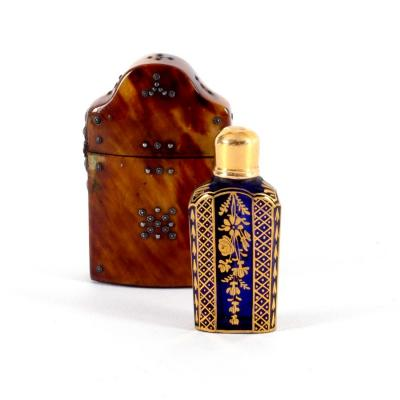 A Georgian tortoiseshell cased scent bottle the case with hinged