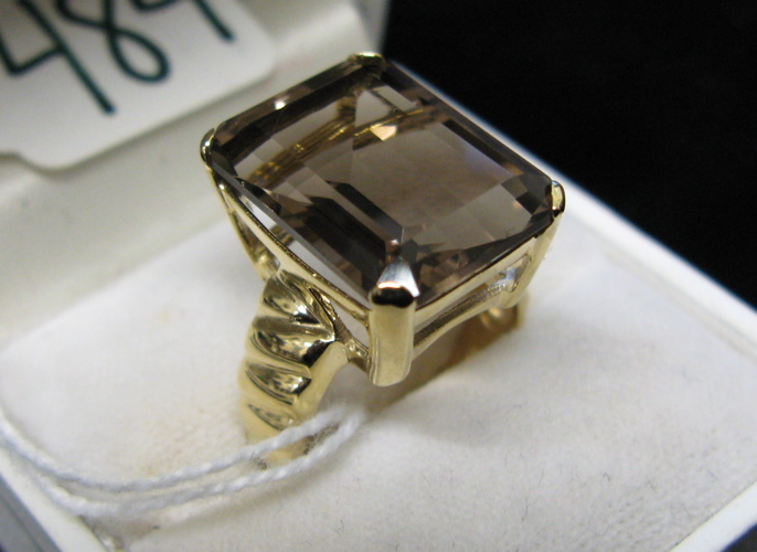 SMOKY QUARTZ AND FOURTEEN KARAT GOLD RING set with a