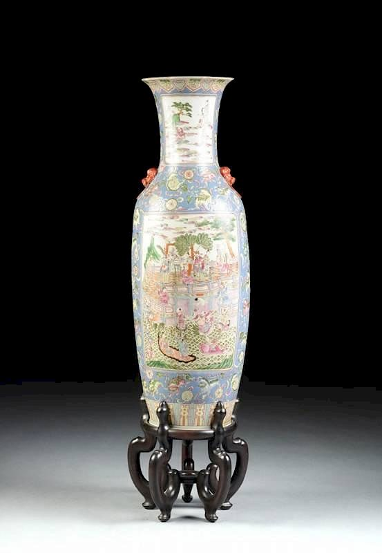 A LARGE CHINESE FAMILLE ROSE VASE IRON RED SQUARE SEAL