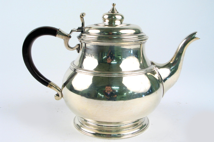 A 19TH CENTURY ENGLISH VICTORIAN STERLING SILVER TEA COFFEE POT