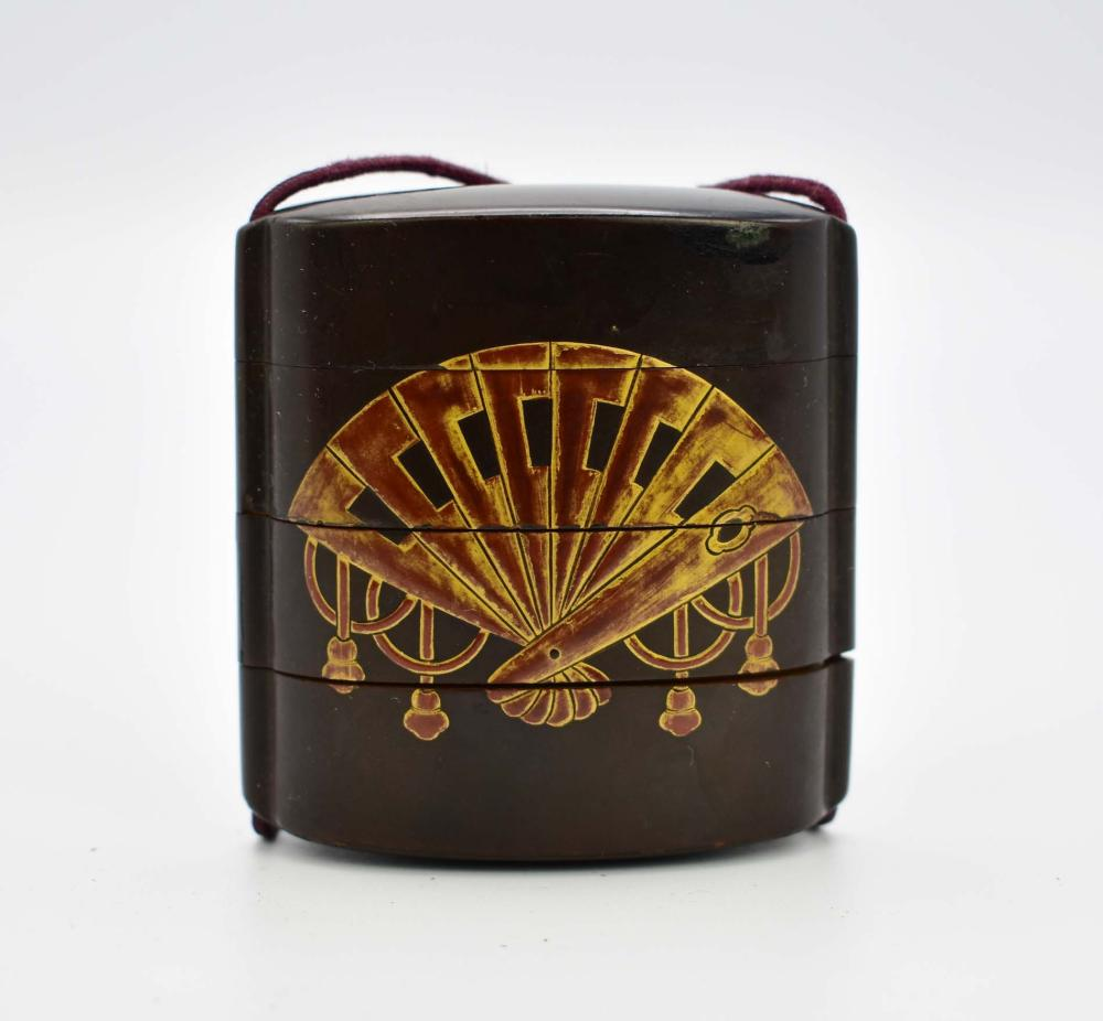 JAPANESE GILT AND BLACK LACQUER INROEarly 20th Century Three compartments