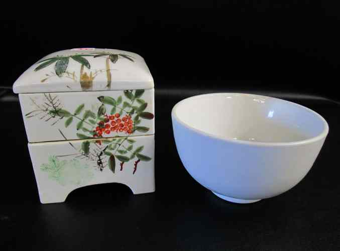 TWO ASIAN PORCELAINS 1 Chinese sweet meat box hand enameled