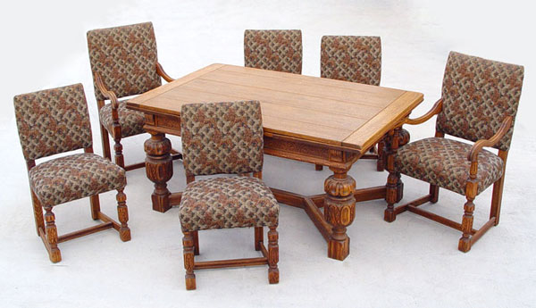 CARVED GOLDEN OAK DINING TABLE AND CHAIRS Draw leaf dining