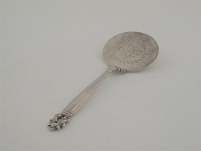 By Georg Jensen A serving slice with a circular blade