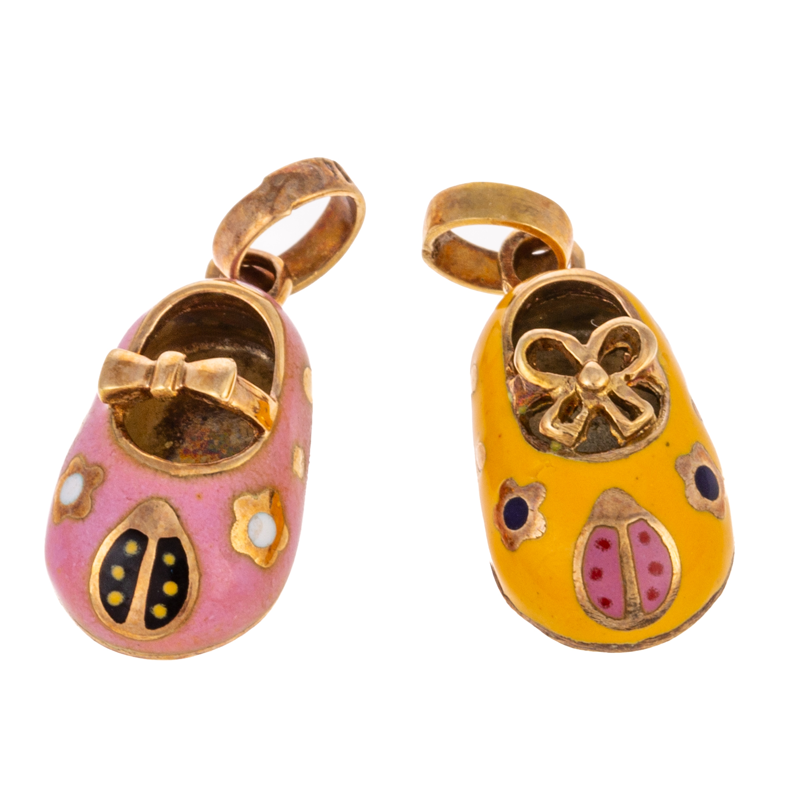 A PAIR OF 14K ENAMEL BABY SHOE CHARMS 14K yellow