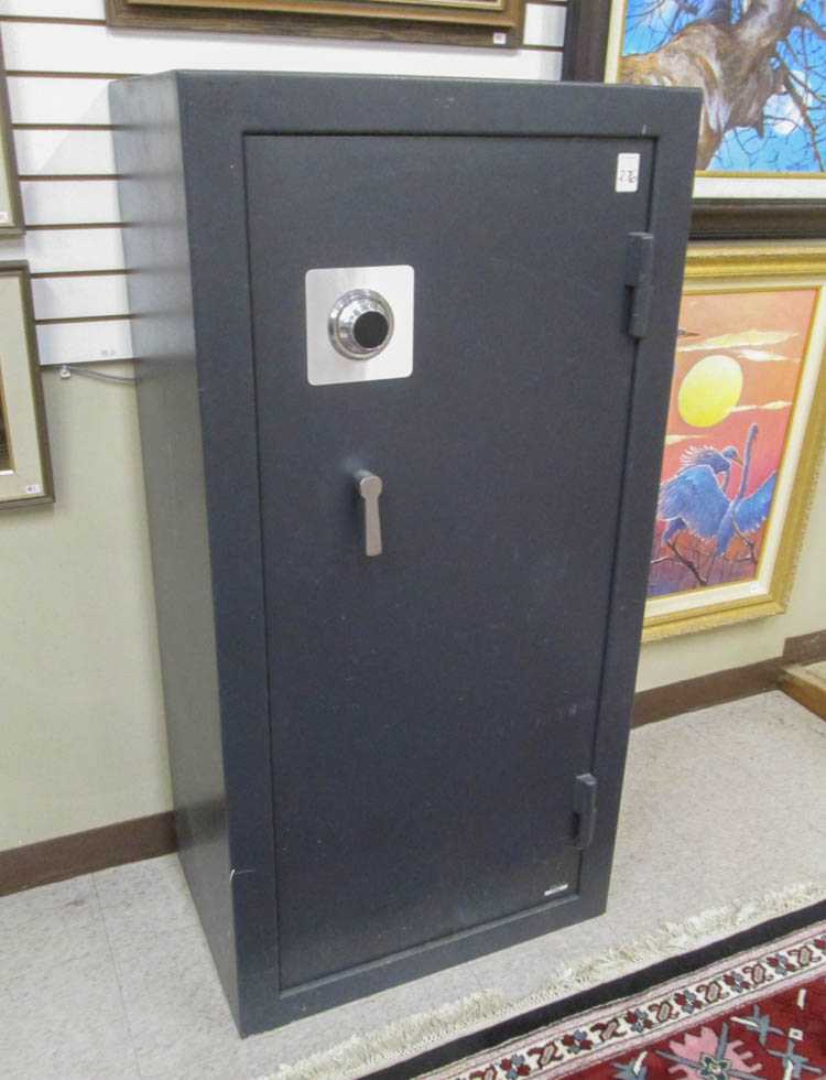 FLOOR MODEL GUN SAFE unknown maker serial 530930 dated 1992