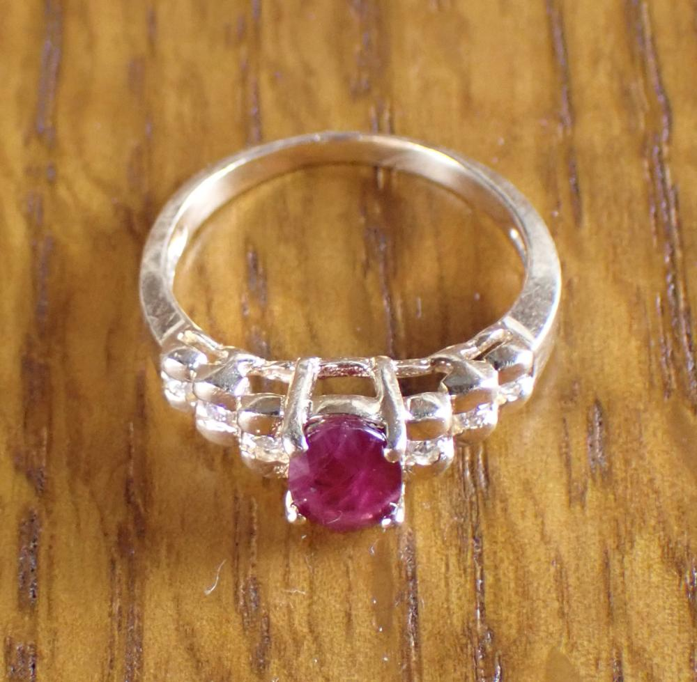 RUBY DIAMOND AND FOURTEEN KARAT GOLD RING with three round