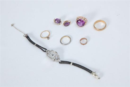 SEVEN PIECES OF JEWELRY The lot includes a ladies 14K