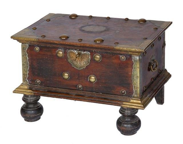AN ANTIQUE DUTCH COLONIAL BOX 18th Century with engraved brass