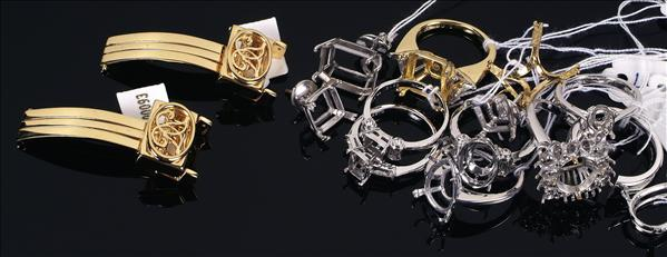Three ring mounts the shoulders set with baguette cut diamonds
