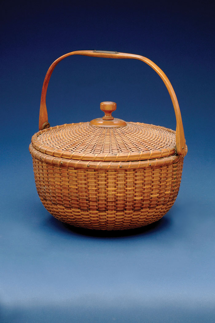 COVERED NANTUCKET BASKET WITH HINGED LID IN THE MANNER OF