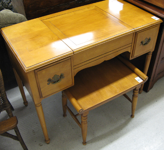 COLONIAL STYLE MAPLE DRESSING TABLE AND BENCH Statton Americana Furniture