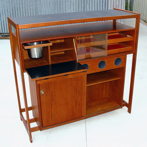 DYRLUND SMITH DANISH MODERN TEAK BAR Bar marked Dyrlund Smith