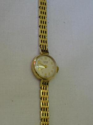 A LADY S TUDOR ROYAL WRIST WATCH with cream circular
