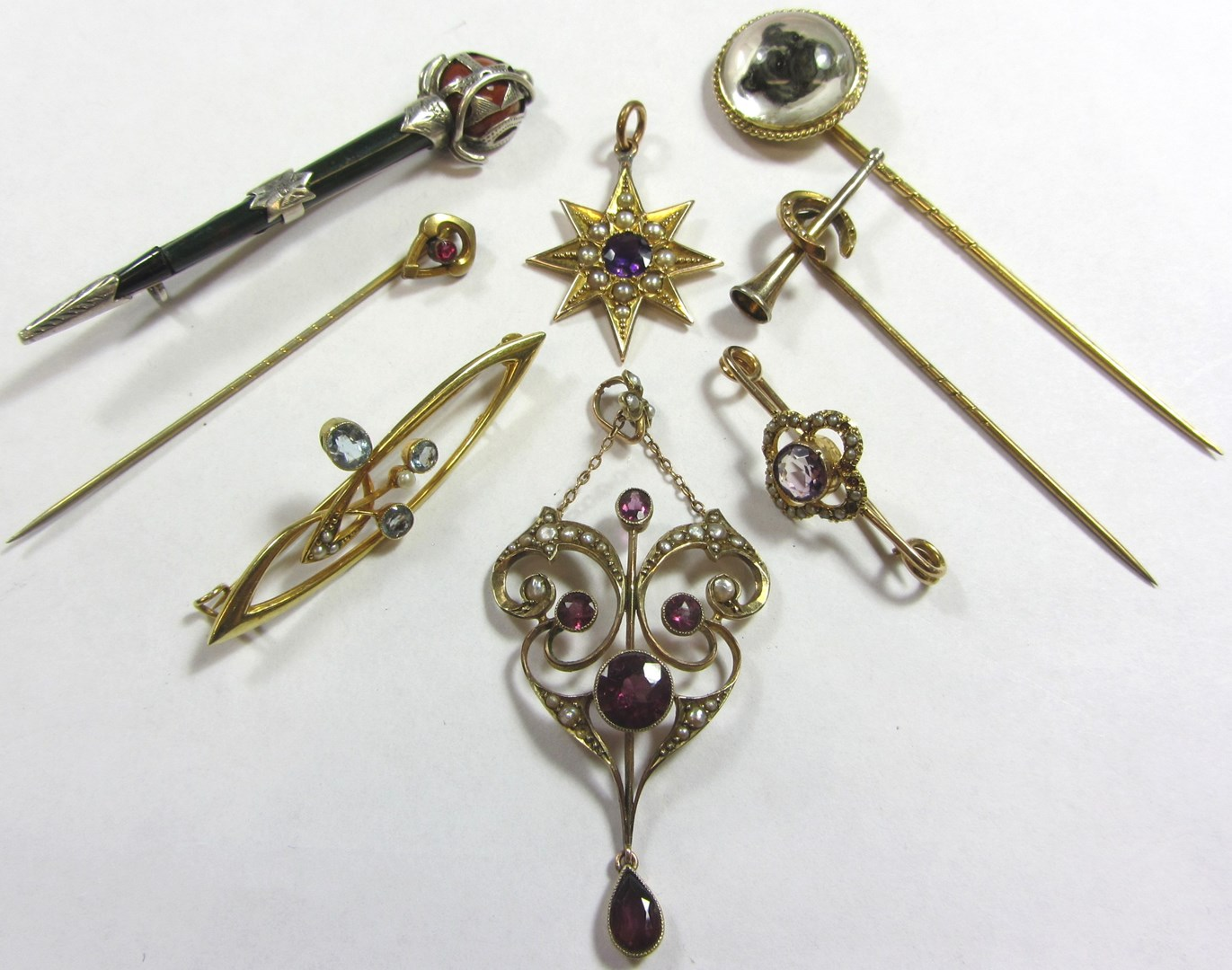 A collection of jewellery to include an Essex crystal stick