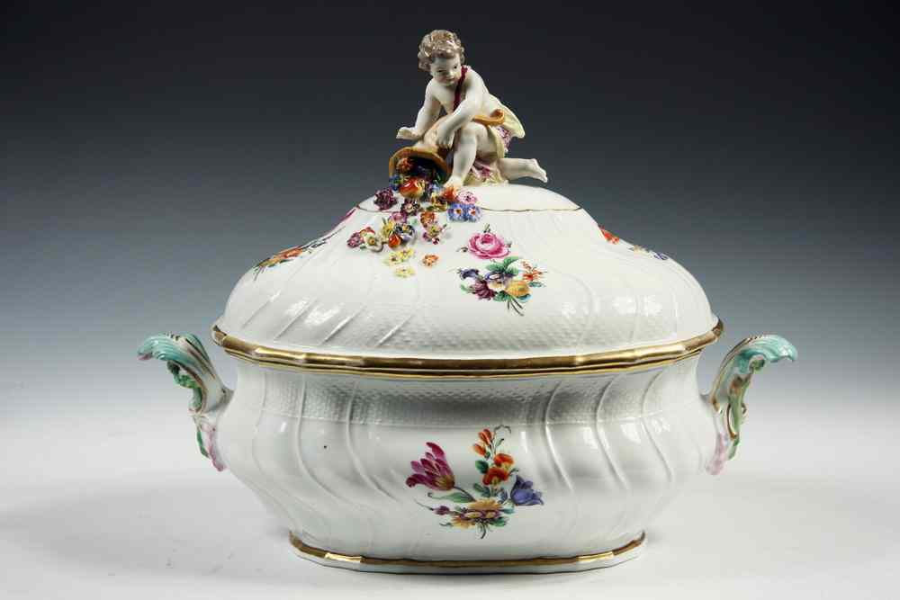 SOUP TUREEN 18th c Meissen oval covered soup tureen The