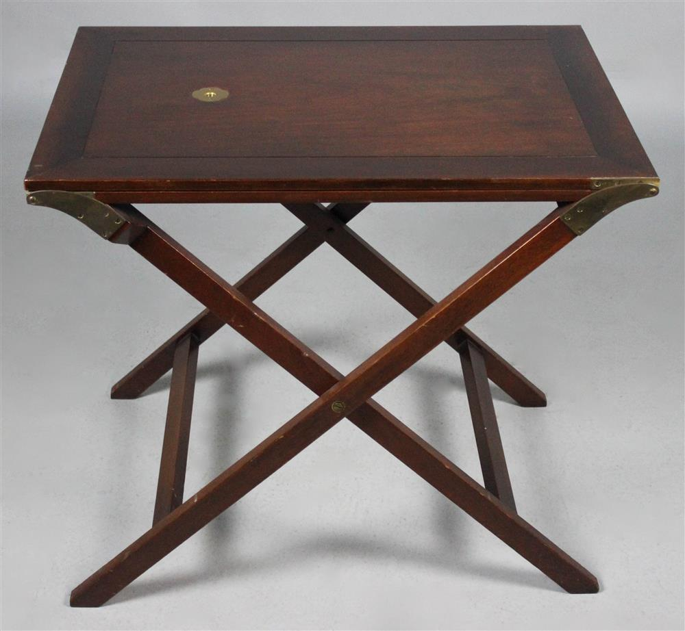 BRITISH COLONIAL STYLE MAHOGANY EXPANDABLE BUTLER S COCKTAIL TRAY AND