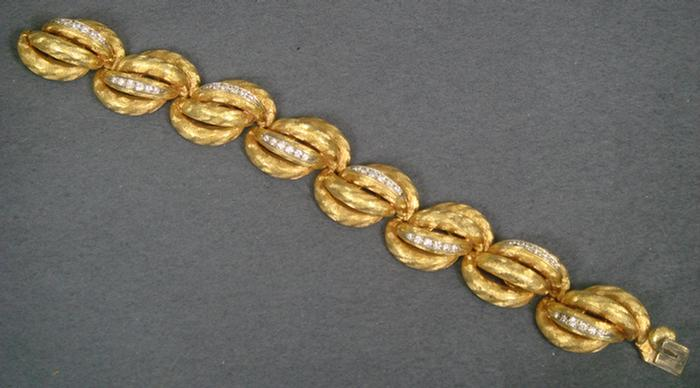 18K yg Bracelet Large link with cross thatched finish each