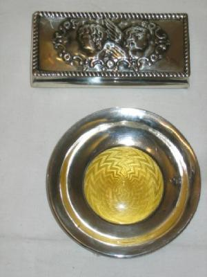 AN EDWARDIAN TRINKET BOX of oblong form with cushion moulded