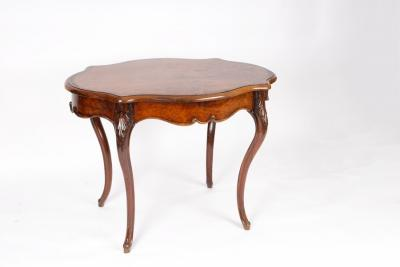 An Edwardian walnut centre table cross banded and fitted a