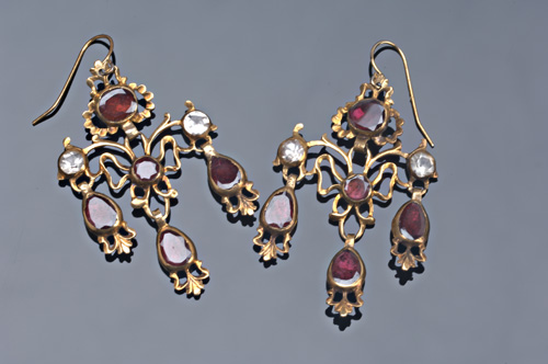 18th C gold girondole earrings with garnets and crystal closed