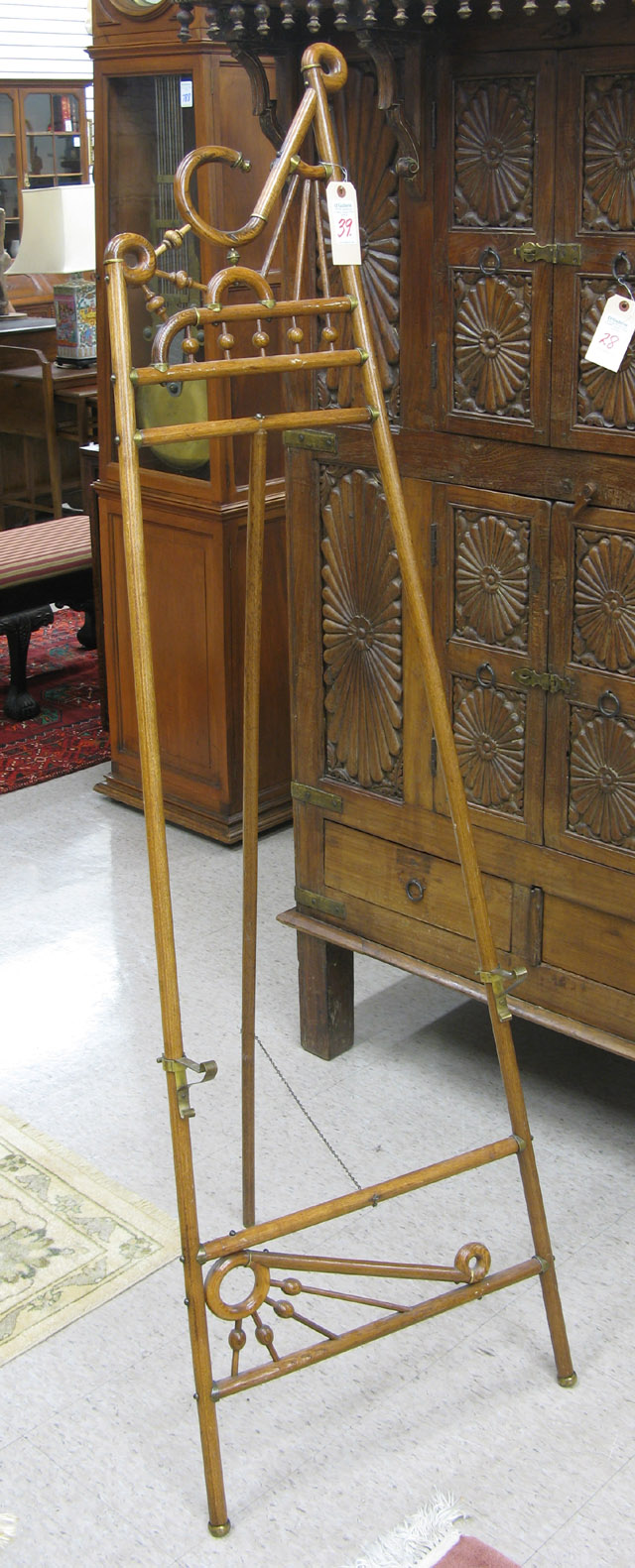 AN AMERICAN VICTORIAN ART DISPLAY EASEL of curved oak wood