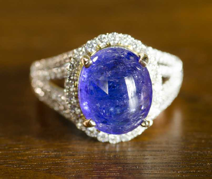 TANZANITE DIAMOND AND EIGHTEEN KARAT GOLD RING The white gold