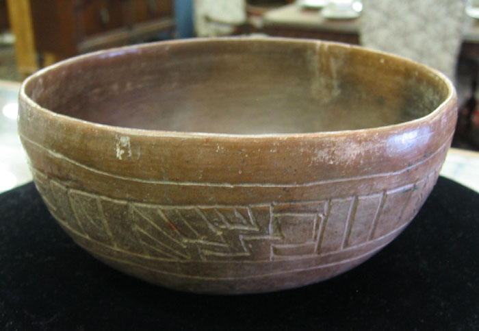 AN ANCIENT NORTH AMERICAN OR CENTRAL AMERICAN POTTERY BOWL incised