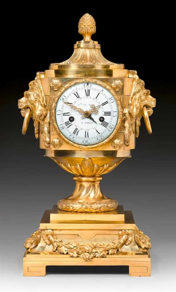 IMPORTANT CLOCK AUX TETES DE LIONS Louis XVI the model