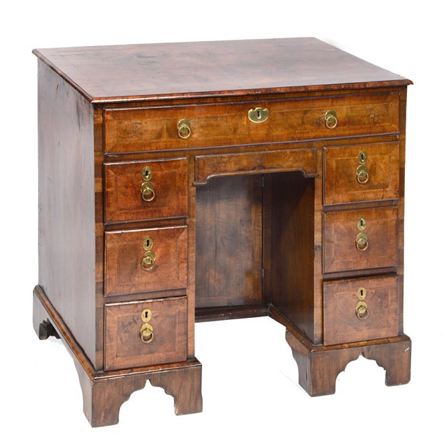 AN ANTIQUE QUEEN ANNE STYLE WALNUT AND FEATHER BANDED KNEEHOLE