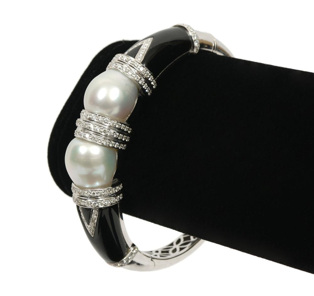 DIAMOND ONYX PEARL 18K WG BANGLE BRACELETContemporary diamond onyx white