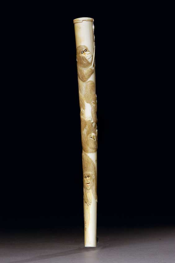 ANTIQUE JAPANESE IVORY HANDLE Well carved and charming antique Japanese