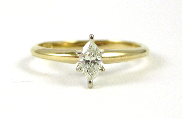 DIAMOND AND FOURTEEN KARAT GOLD SOLITAIRE RING The yellow and