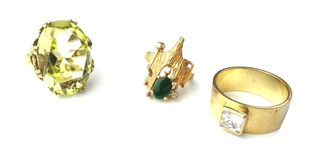 A 9ct gold and synthetic yellow gem set large dress