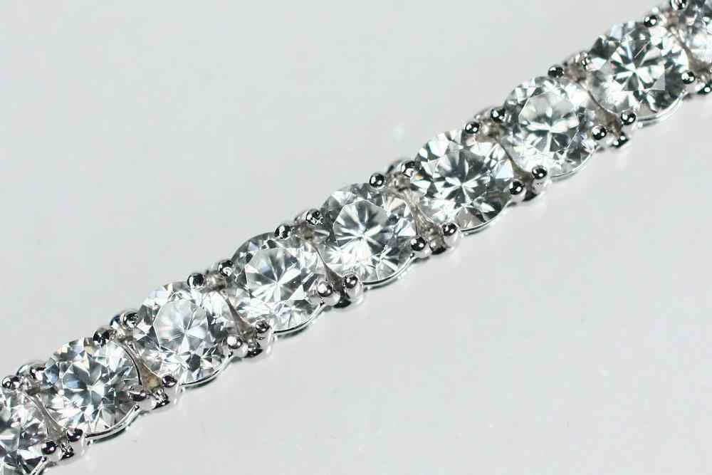 BRACELET One 14K white gold and white topaz bracelet with