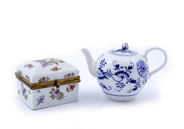 A Meissen porcelain small teapotlate 19th early 20th Centurywith blue