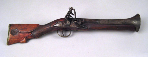 British flintlock blunderbuss with engraved barrel which flares to 2