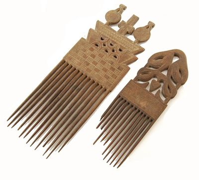 An Ashanti comb with mask and cross finials to a