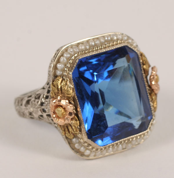 White gold 14K antique filigree ring with an emerald cut