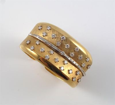 A gold double hinged textured wide bangle Set with a