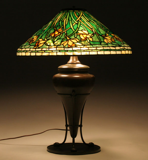 Leaded glass and bronze table lamp in the daffodil pattern