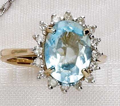AQUAMARINE RING 14k yellow gold ring set with one oval