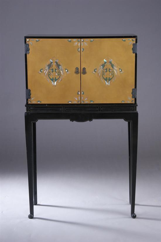 JAPANESE BLACK LACQUER SIDE CABINET AND STAND Meiji period Of