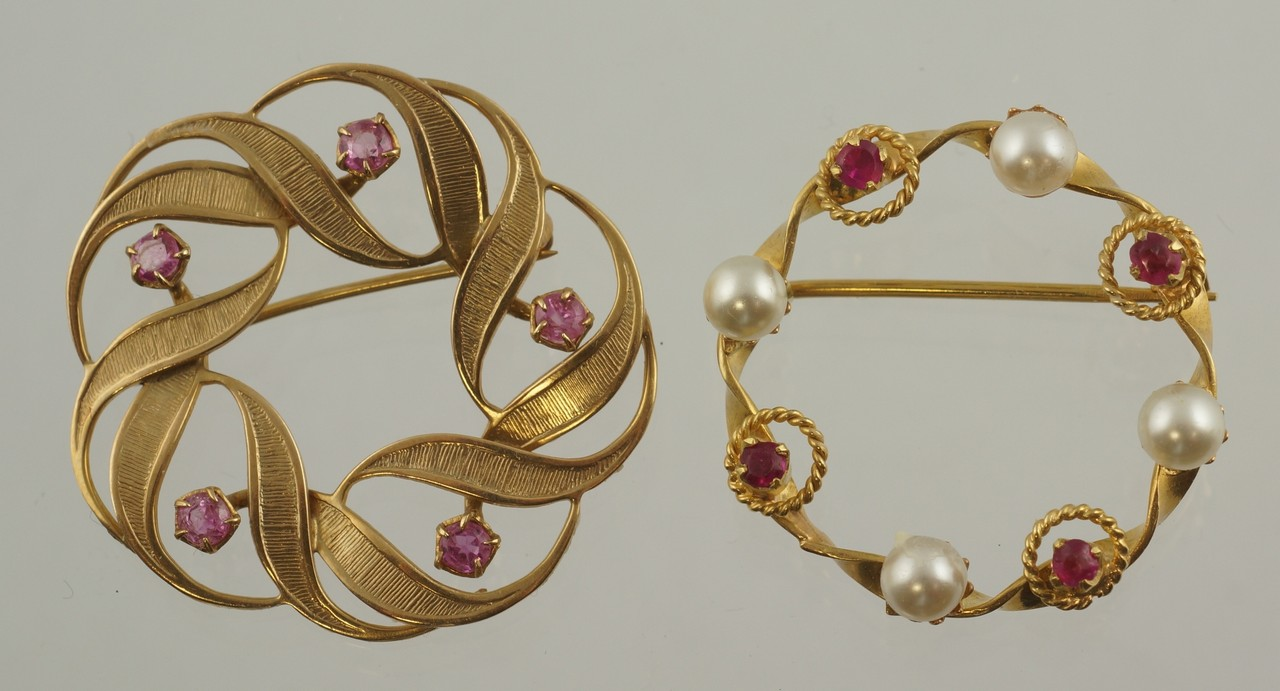 18K YG circle pin set with pearls and pale red