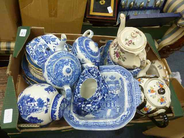 A LARGE QUANTITY OF BLUE AND WHITE POTTERY to include