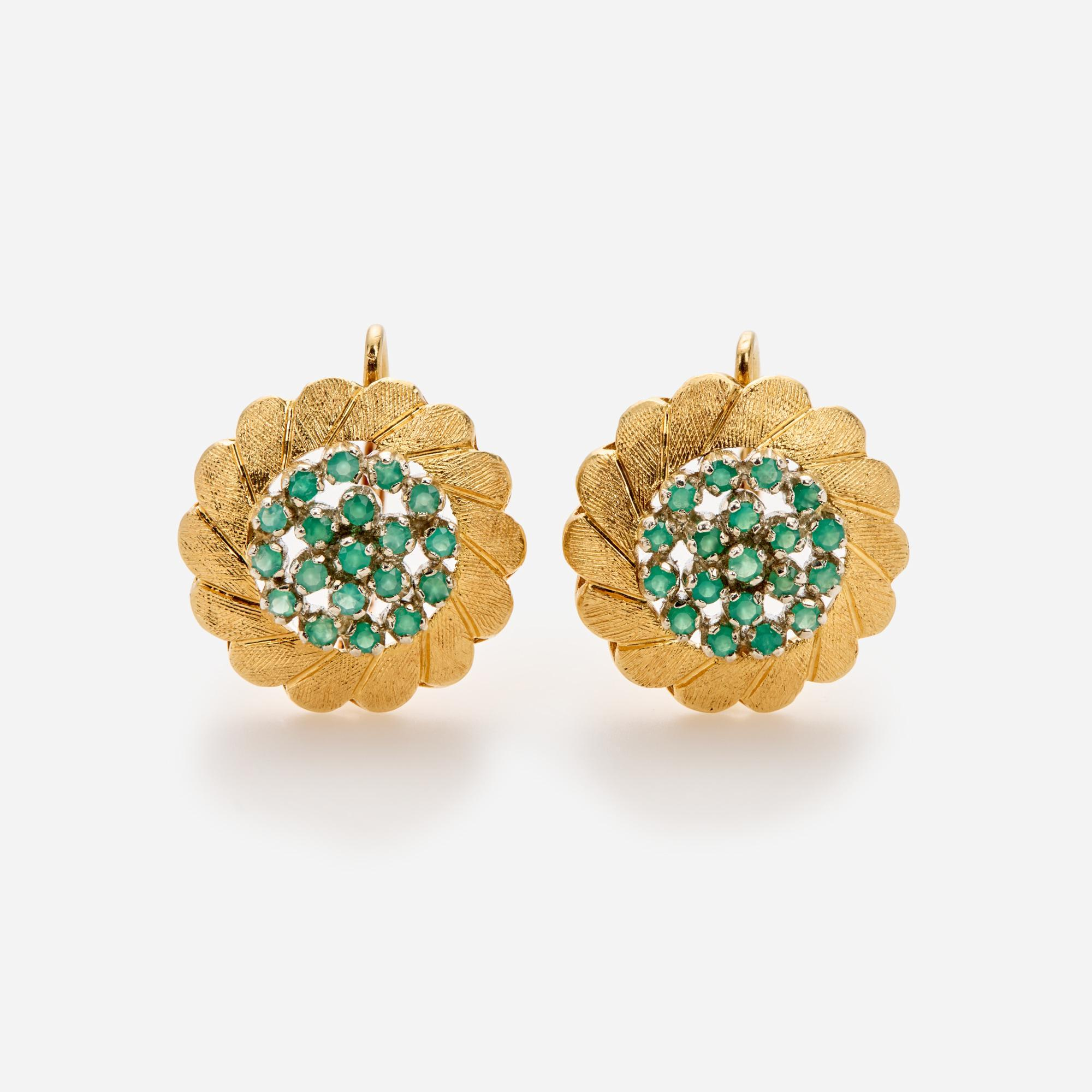 GREEN CHALCEDONY FLOWER EARRINGS IN 18K A pair of 18k