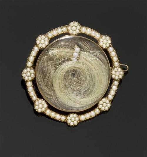GOLD AND PEARL BROOCH ca 1840 Red gold Fancy round