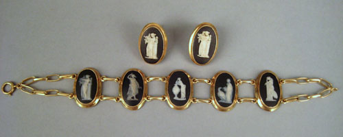 Wedgwood cameo set to include 14K yellow gold 5 black